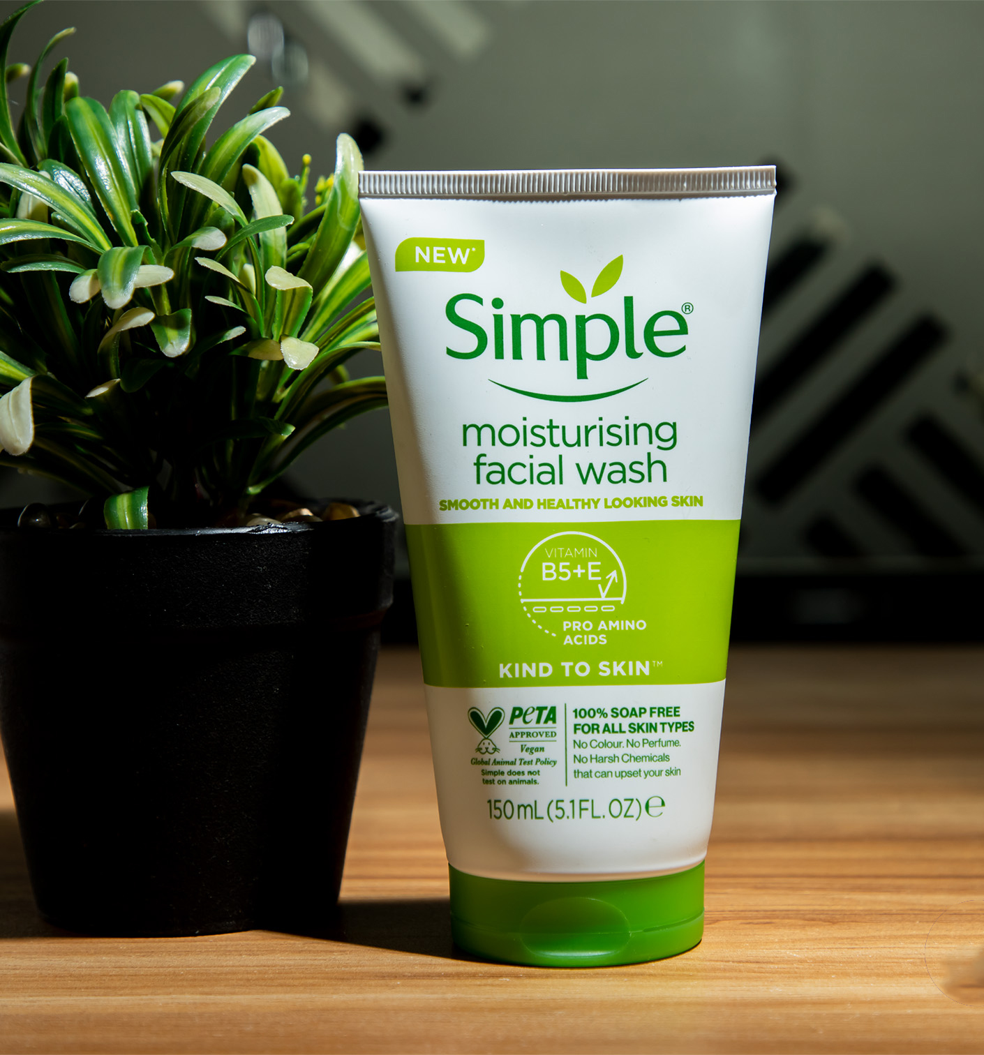 Simple Moisturising Facial Wash (150ml) | Hydrating Vegan Face Cleanser for Soft Skin